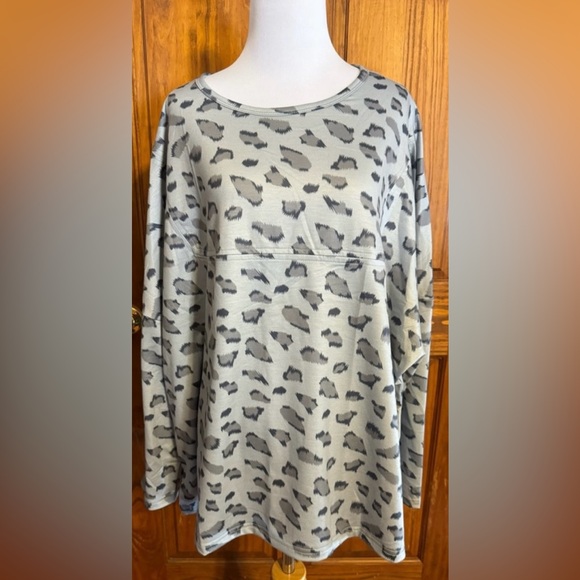 3 Women’s  XL Pink Animal Print top. Nice French Terry type material. NWOT - Picture 3 of 4